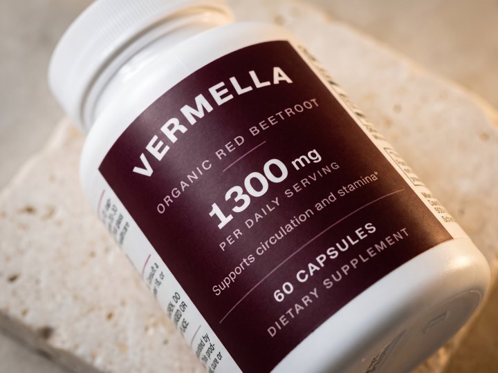 Acercamiento a la etiqueta de Vermella: 1,300 mg de betabel rojo orgánico por porción diaria.